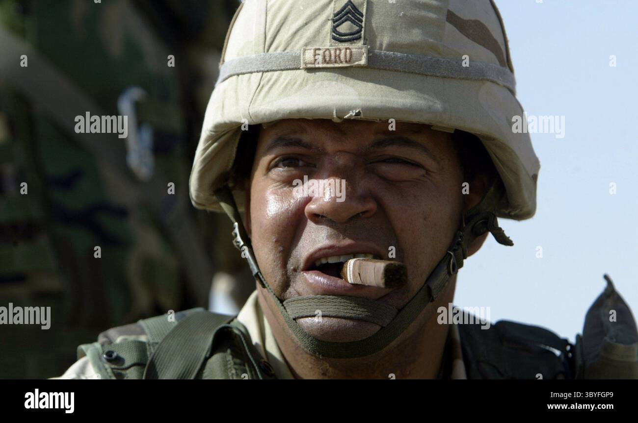 30 janvier 2003 - U.S. - KRT WORLD NEWS STORY SLUGGED : KUWAIT-CAMP6 KRT PHOTOGRAPHIE PAR DAVID P. Gilkey/DETROIT PRESSE LIBRE (3 février) Sgt. 1st Class Robert Ford avec Bravo Company 464, de la 3rd Infantry Division de l'armée américaine, regarde ses hommes tout en tirant un 50. Mitrailleuse cal sur le champ de tir du camp 6 dans le désert koweïtien près de la frontière irakienne le 30 janvier 2003. (lde) 2003 (crédit image : © David P. Gilkey/Detroit Free Press via ZUMA Press Wire) Banque D'Images