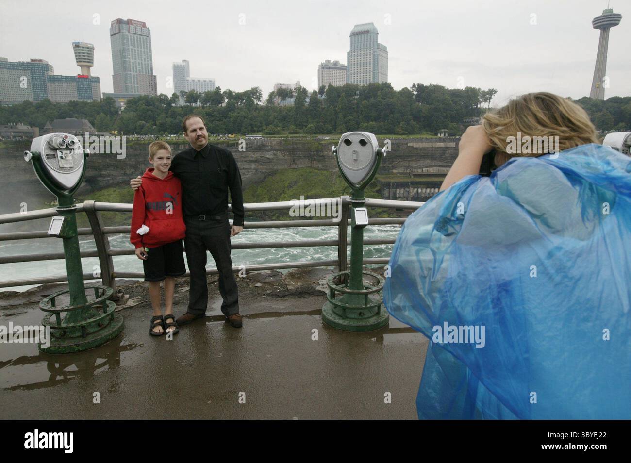 13 août 2004 - États-Unis - KRT LIFESTYLE STORY SLUGGED : NIAGARAJUMPER KRT PHOTOGRAPHIE PAR CHIP SOMODEVILLA/DETROIT FREE PRESS (août 30) le 20 octobre 2003, Kirk Jones de Canton, Michigan, a sauté de la rampe le long de la rivière Niagara en Ontario, Canada, et est devenu le premier humain à survivre à la chute de 300 pieds sur Horseshoe Falls avec rien que les vêtements sur son dos. Jones pose pour une photographie avec Brandon Wagner, 10 ans, de long Island, New York. La mère de Wagner, Margie Wagner, 39 ans, prend la photo à droite. (nk) 2004 (crédit image : © Chip Somodevilla/Detroit Free Press via ZUMA Press Wire) Banque D'Images