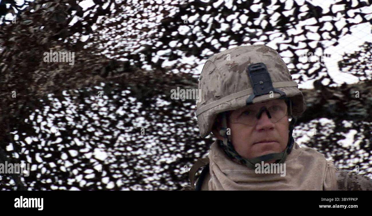 23 décembre 2006 - États-Unis - Brig. Gen. Robert Neller, qui a grandi à East Lansing, Michigan, se tient derrière un filet de camouflage couvrant un point de contrôle, tout en visitant des unités combattant à Ramadi, en Irak. En tant que commandant général adjoint, opérations, Forces multinationales-Ouest, Neller, 53, outre-mer, les 1/24 Marines de réserve et d'autres forces dans la province d'Anbar. ) (Crédit image : © David P. Gilkey/Detroit Free Press via ZUMA Press Wire) Banque D'Images