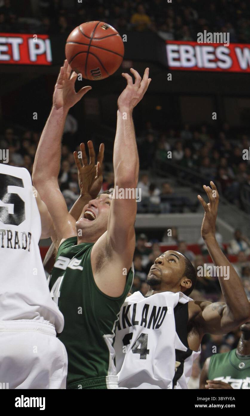 Dec. 27, 2008 - Goran Suton pour l'État du Michigan rebondit contre Keith Benson pour l'Université d'Oakland lors de la première moitié d'action le samedi 27 décembre 2008, au Palace of Auburn Hills à Auburn Hills, Michigan. (Crédit image : © Kirthmon F. Dozier/Detroit Free Press via ZUMA Press Wire) Banque D'Images