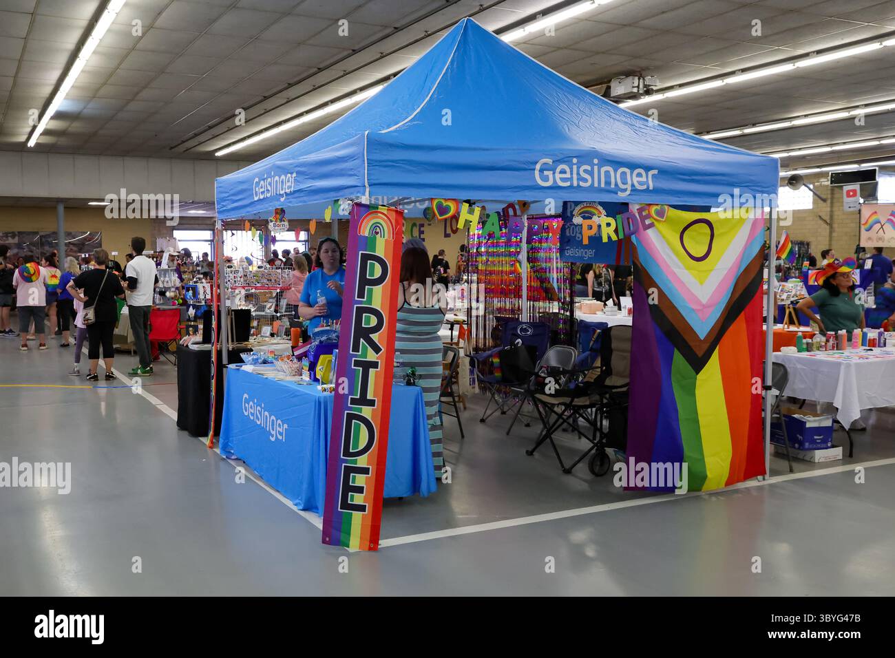 Bloomsburg, États-Unis. 19 juillet 2025. Geisinger expose des décorations sur le thème de la fierté sur son stand PrideAPalooza à l'intérieur du bâtiment industriel du parc d'expositions Bloomsburg à Bloomsburg, en Pennsylvanie, le 19 juillet 2025. Geisinger était l'un des sponsors de 2025 PrideAPalooza. (Photo de Paul Weaver/Sipa USA) crédit : Sipa US/Alamy Live News Banque D'Images