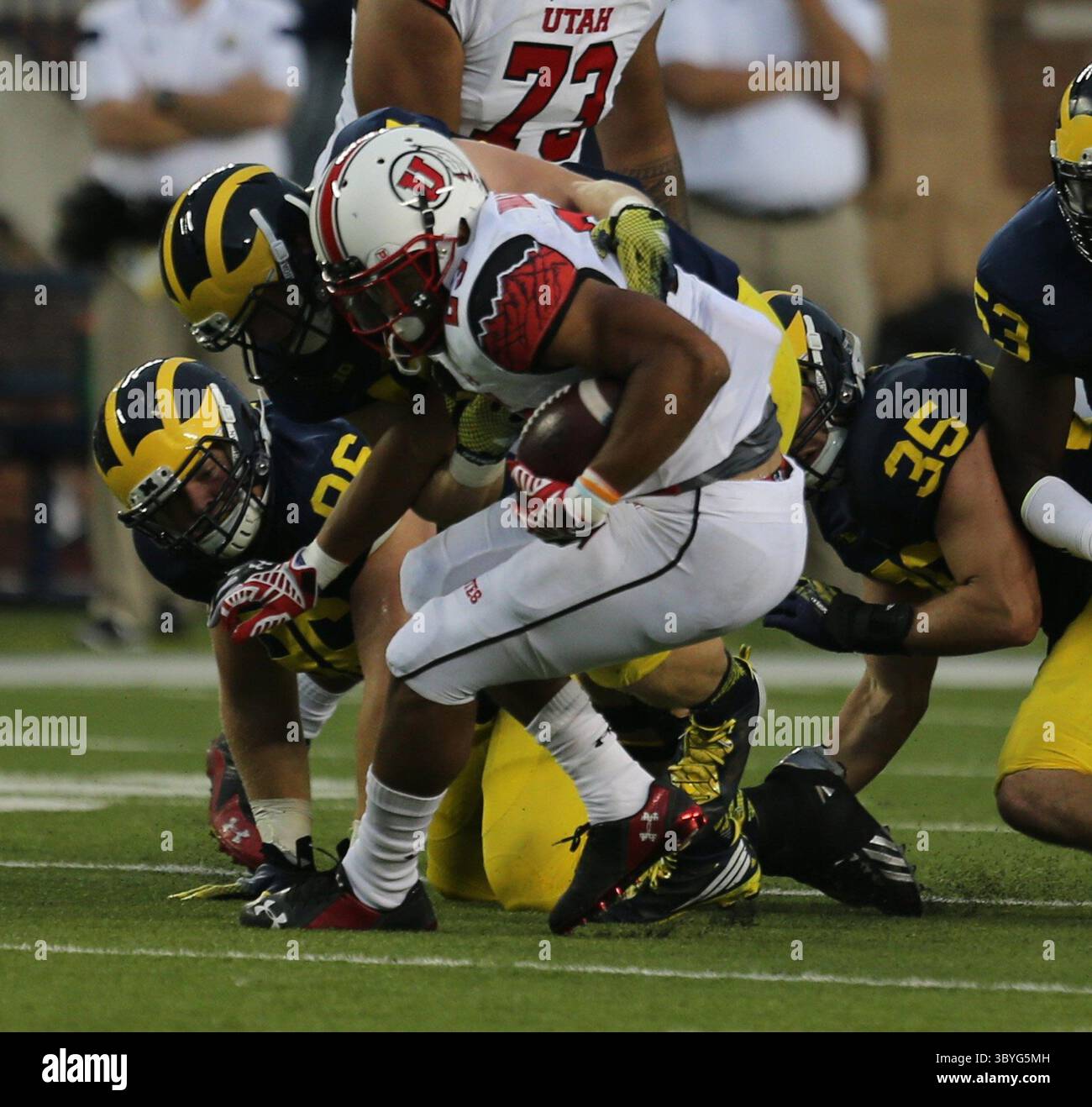 20 septembre 2014 - Ann Arbor, mi, États-Unis - University of Michigan Defenders affronte Devontae Booker (23) de l'Utah lors du troisième quart-temps d'action, samedi 20 septembre 2014 au Michigan Stadium d'Ann Arbor, Mich. (crédit image : © Kirthmon F. Dozier/Detroit Free Press via ZUMA Press Wire) Banque D'Images