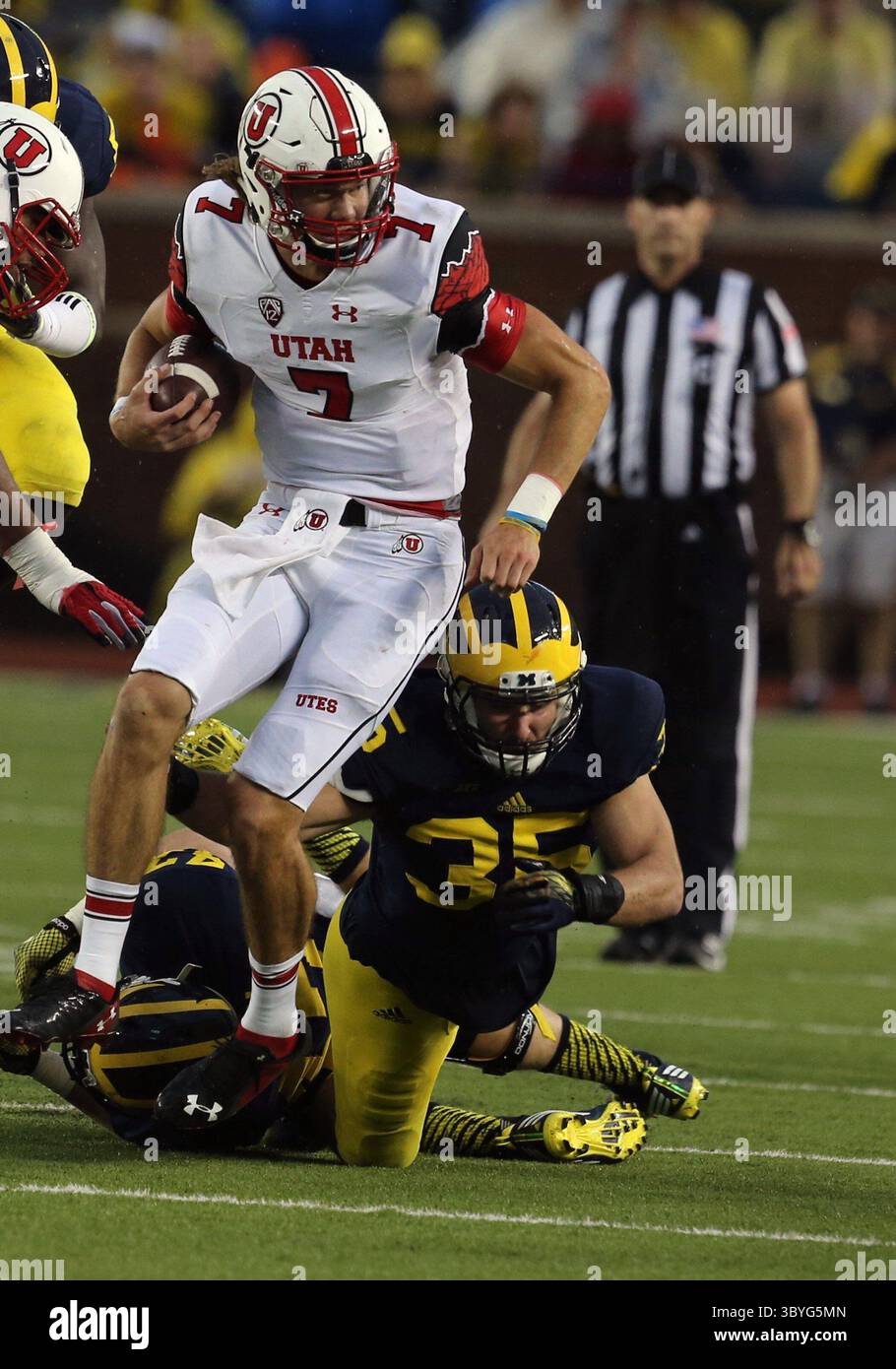 20 septembre 2014 - Ann Arbor, mi, États-Unis - Joe Bolden (35) de l'Université du Michigan tente de s'attaquer à Travis Wilson (7) de l'Utah lors du troisième quart-temps d'action le samedi 20 septembre 2014 au Michigan Stadium d'Ann Arbor, Mich. (crédit image : © Kirthmon F. Dozier/Detroit Free Press via ZUMA Press Wire) Banque D'Images