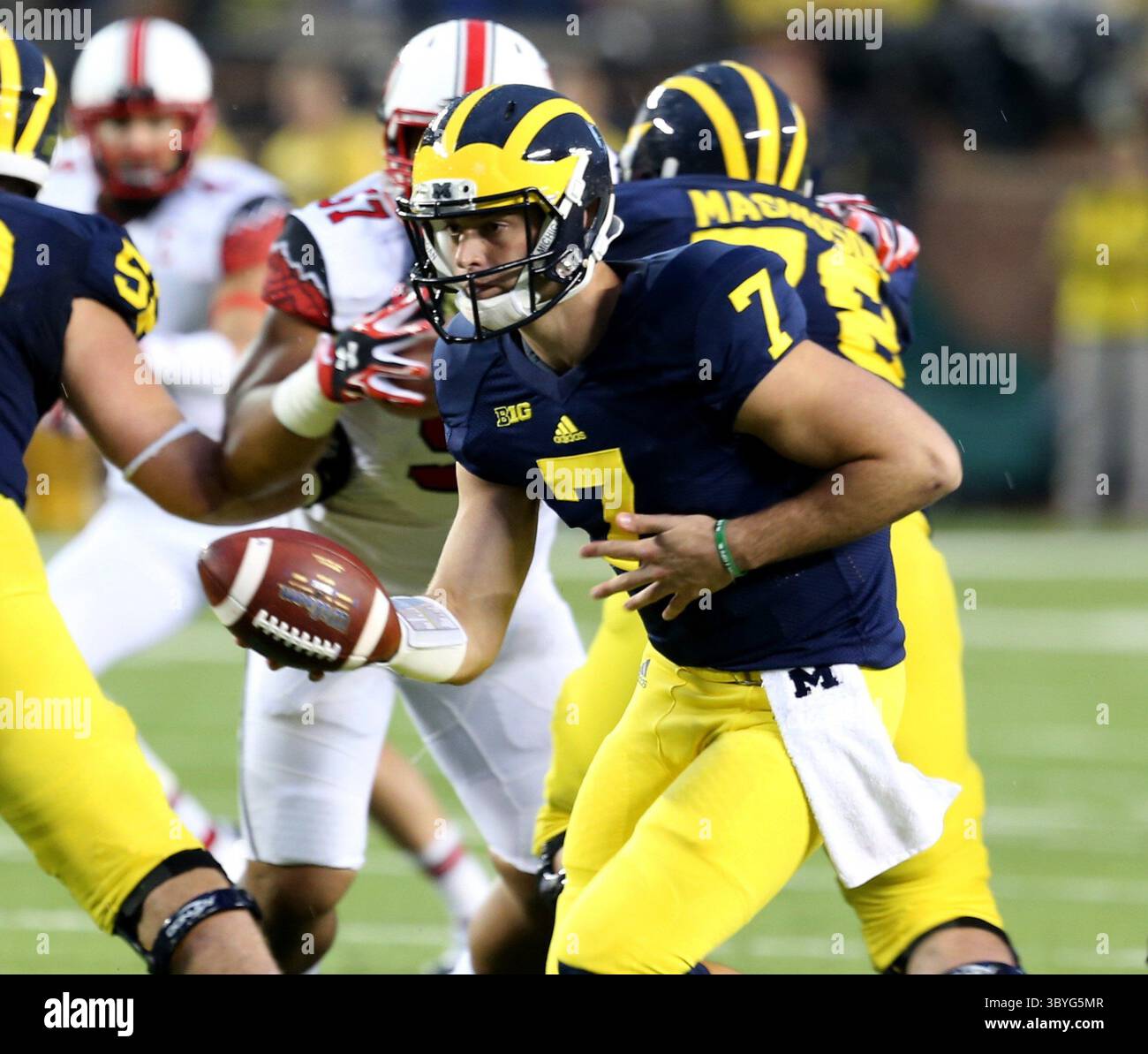 20 septembre 2014 - Ann Arbor, mi, États-Unis - Shane Morris (7) de l'Université du Michigan prend le relais lors du quatrième quart d'action contre l'Utah le samedi 20 septembre 2014 au Michigan Stadium à Ann Arbor, Mich. (crédit image : © Kirthmon F. Dozier/Detroit Free Press via ZUMA Press Wire) Banque D'Images