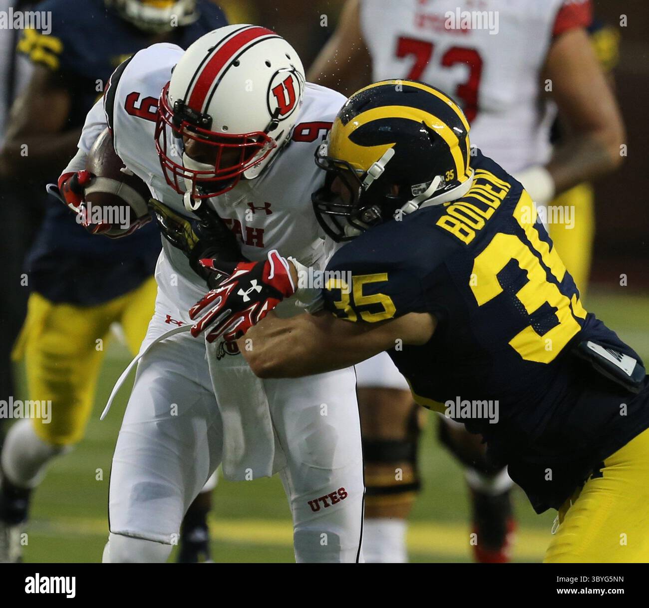 20 septembre 2014 - Ann Arbor, mi, États-Unis - Joe Bolden (35) de l'Université du Michigan affronte Tim Patrick (9) de l'Utah lors du troisième quart-temps d'action le samedi 20 septembre 2014 au Michigan Stadium d'Ann Arbor, Mich. (crédit image : © Kirthmon F. Dozier/Detroit Free Press via ZUMA Press Wire) Banque D'Images