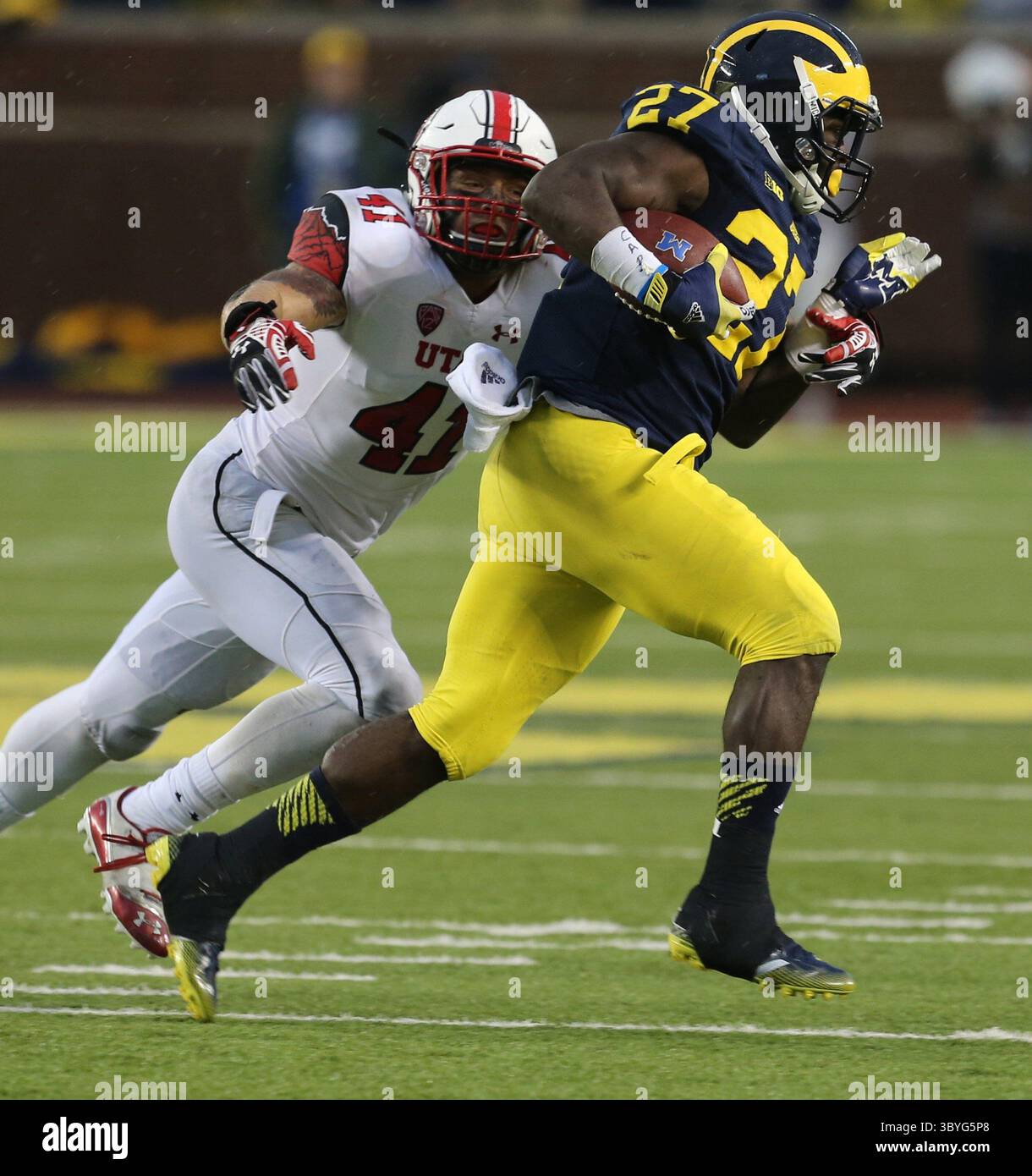 20 septembre 2014 - Ann Arbor, mi, États-Unis - Derrick Green (27) de l'Université du Michigan est attaqué par Jared Norris (41) de l'Utah lors du troisième quart d'action le samedi 20 septembre 2014 au Michigan Stadium d'Ann Arbor, Mich. (image crédit : © Kirthmon F. Dozier/Detroit Free Press via ZUMA Press Wire) Banque D'Images