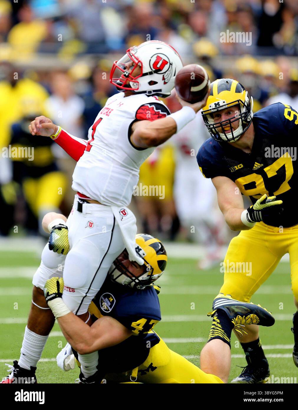 20 septembre 2014 - Ann Arbor, mi, États-Unis - Jake Ryan de l'Université du Michigan (47) affronte Kendal Thompson de l'Utah (1) lors du deuxième quart d'action le samedi 20 septembre 2014 au Michigan Stadium d'Ann Arbor, Mich. (crédit image : © Kirthmon F. Dozier/Detroit Free Press via ZUMA Press Wire) Banque D'Images