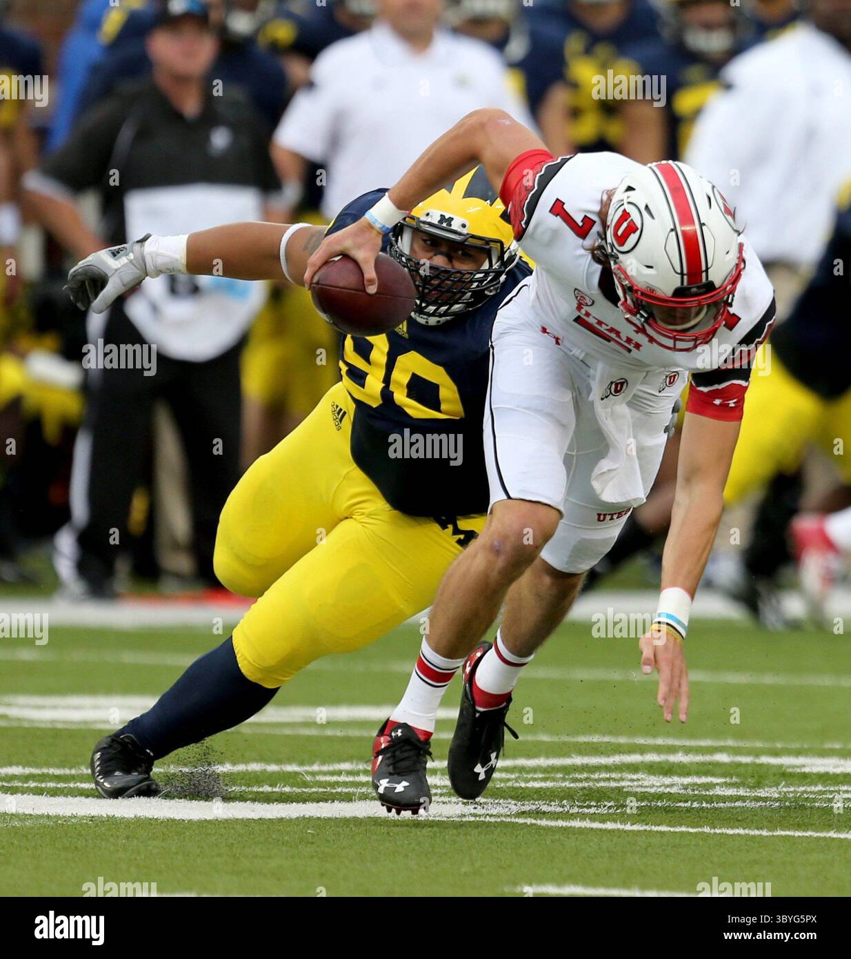 20 septembre 2014 - Ann Arbor, mi, États-Unis - Université du Michigan Bryan Mone (90) pressions Travis Wilson (7) de l'Utah lors du troisième quart-temps d'action le samedi 20 septembre 2014 au Michigan Stadium à Ann Arbor, Mich. (crédit image : © Kirthmon F. Dozier/Detroit Free Press via ZUMA Press Wire) Banque D'Images