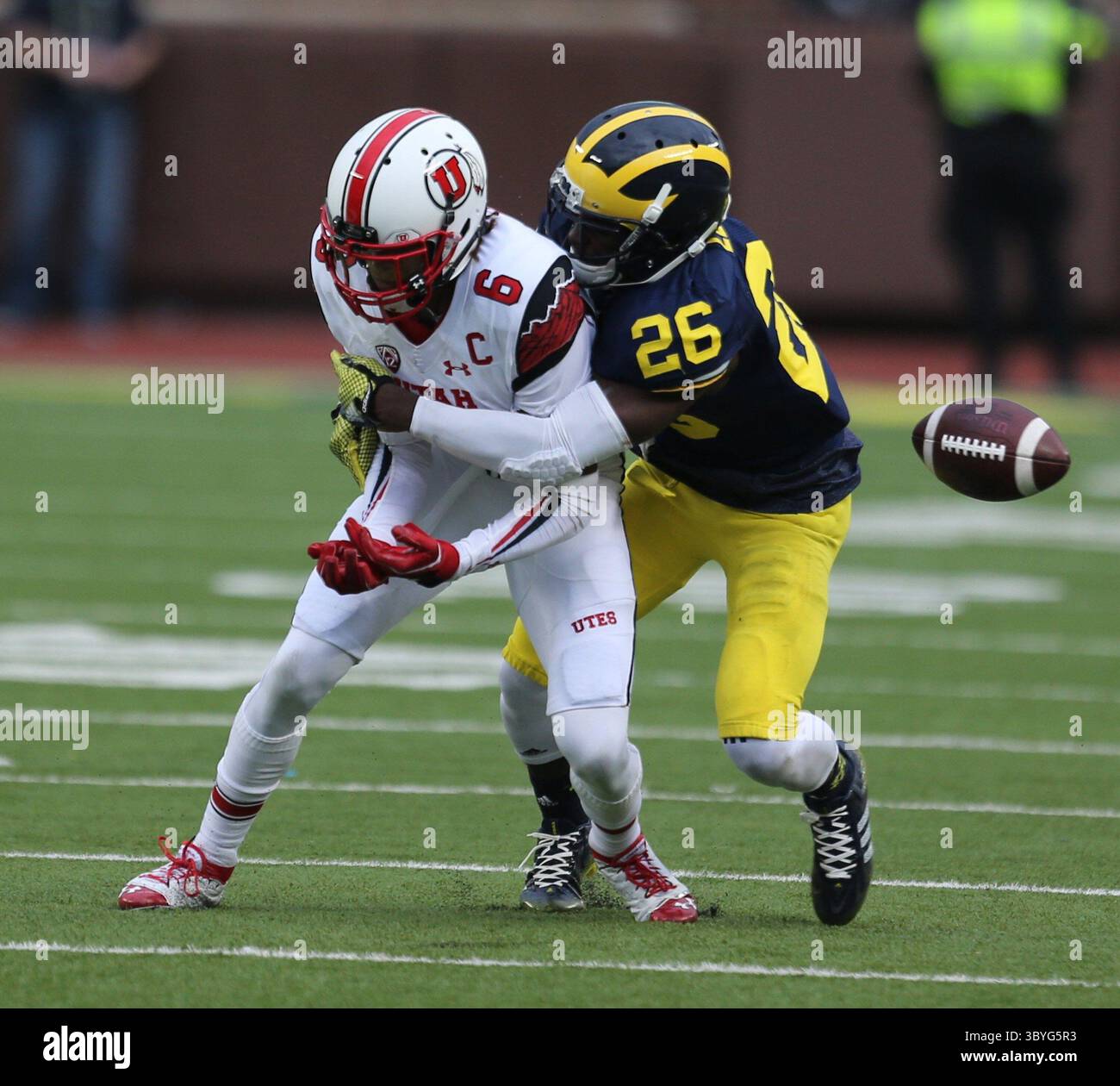 20 septembre 2014 - Ann Arbor, mi, États-Unis - Jourdan Lewis (26) de l'Université du Michigan défend Dres Anderson (6) de l'Utah lors du troisième quart-temps d'action le samedi 20 septembre 2014 au Michigan Stadium d'Ann Arbor, Mich. (crédit image : © Kirthmon F. Dozier/Detroit Free Press via ZUMA Press Wire) Banque D'Images