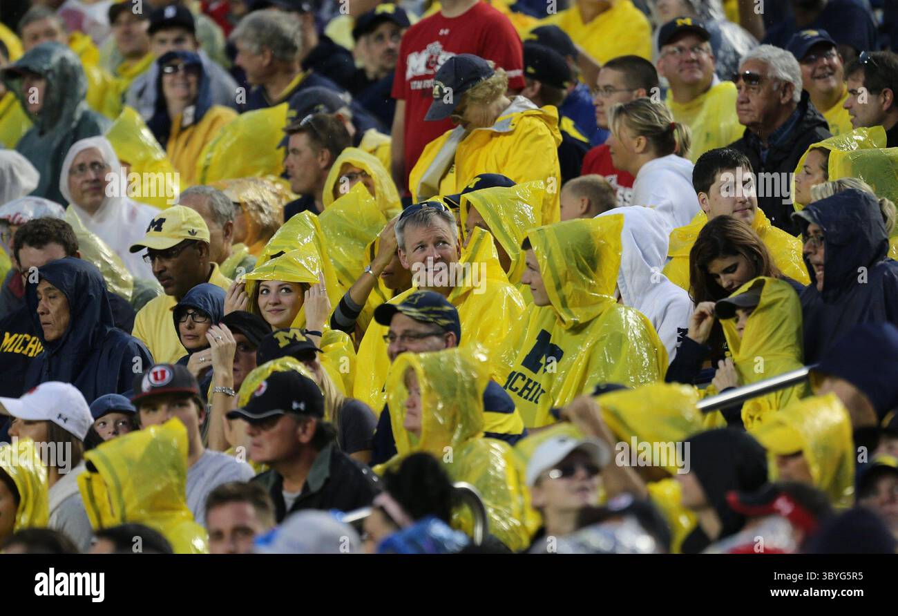 20 septembre 2014 - Ann Arbor, mi, États-Unis - les fans de l'Université du Michigan tentent de rester au sec lors de la troisième période d'action contre l'Utah le samedi 20 septembre 2014 au Michigan Stadium à Ann Arbor, Mich. (image crédit : © Kirthmon F. Dozier/Detroit Free Press via ZUMA Press Wire) Banque D'Images