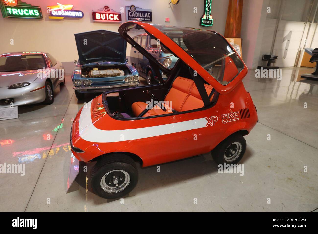 20 mars 2018 - Sterling Heights, mi, États-Unis - Une voiture expérimentale électrique General Motors 512 1969 fait partie de la collection du GM Heritage Center. Construit pour être une voiture urbaine biplace avec une carrosserie en fibre de verre et un châssis en acier, il a utilisé des batteries spéciales Delco-Remy légères au plomb-acide, prenant sept heures sur une recharge complète à partir d'une prise domestique de 115 volts. L'autonomie de la voiture à 25 mph est de 58 miles. (Crédit image : © Mandi Wright/Detroit Free Press via ZUMA Press Wire) Banque D'Images