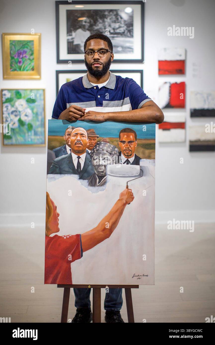 17 janvier 2022 : Jonathan Harris se tient à côté de sa peinture intitulée Ã¢â‚¬Å“Critical Race TheoryÃ¢â‚¬Â à la Irwin House Gallery à Détroit le jeudi 2 décembre 2021. Harris a récemment organisé une exposition d'art intitulée ''TRIPTYCH : Stronger Together'', présentant les artistes Crystal Starks-Webb et Terrell Anglin à la Irwin House Gallery. (Crédit image : © Kimberly P. Mitchell/Detroit Free Press via ZUMA Press Wire) Banque D'Images