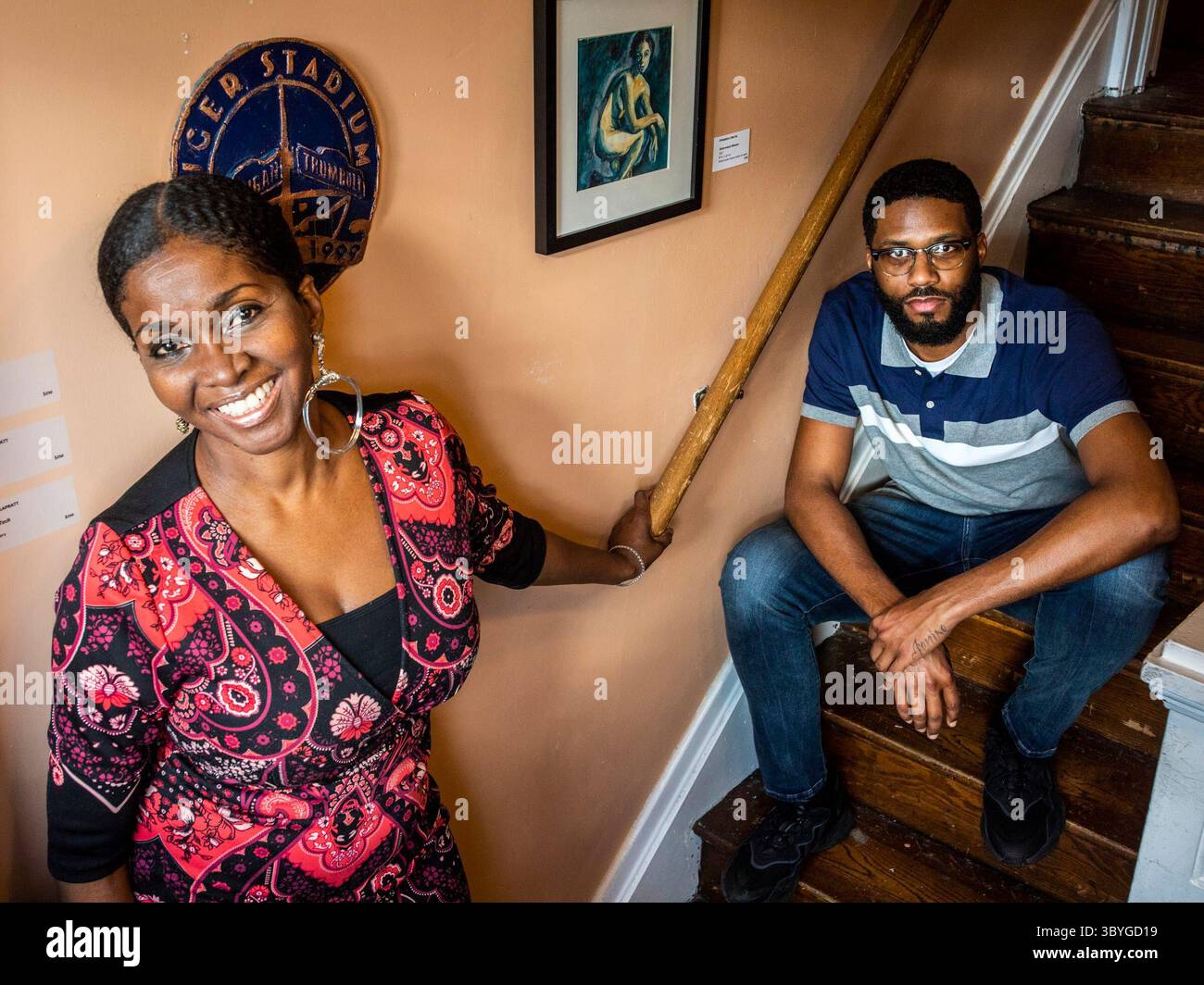 17 janvier 2022 : Misha McGlown, à gauche, la directrice de la Irwin House Gallery, pose avec le peintre Jonathan Harris, qui a récemment tenu une exposition à la galerie intitulée ''TRIPTYCH : Stronger Together'' qui a présenté de nouvelles œuvres de Harris, Crystal Starks-Webb et Terrell Anglin. (Crédit image : © Kimberly P. Mitchell/Detroit Free Press via ZUMA Press Wire) Banque D'Images