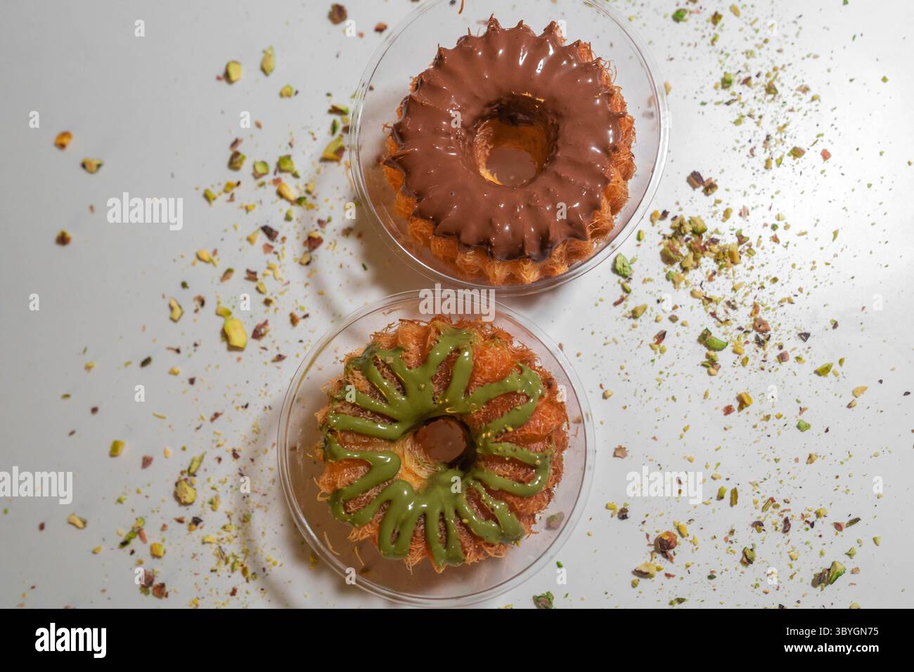 Délicieux bonbons faits de gâteaux à la crème avec une variété de saveurs - crème au chocolat et dessert rond aux noix - dessert du moyen-Orient avec une touche moderne Banque D'Images