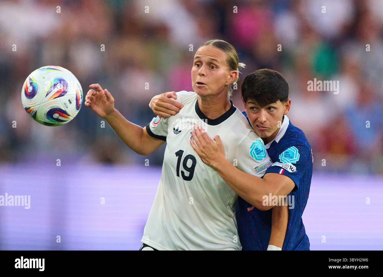 Bâle, Suisse. 19 juillet 2025. Klara Bühl #19 de Team Germany Competition for the ball, tackling, duel, header, zweikampf, action, lutte contre Elisa de Almeida #5 de France dans le quart de finale de football UEFA Women EURO 2025 match FRANCE - ALLEMAGNE dans la saison 2025/2026 au 19 juillet 2025 à Jakob-Park Basel , Suisse. Photographe : Peter Schatz crédit : Peter Schatz/Alamy Live News Banque D'Images Bâle, Suisse. 19 juillet 2025. Klara Bühl #19 de Team Germany Competition for the ball, tackling, duel, header, zweikampf, action, lutte contre Elisa de Almeida #5 de France dans le quart de finale de football UEFA Women EURO 2025 match FRANCE - ALLEMAGNE dans la saison 2025/2026 au 19 juillet 2025 à Jakob-Park Basel , Suisse. Photographe : Peter Schatz crédit : Peter Schatz/Alamy Live News Banque D'Images