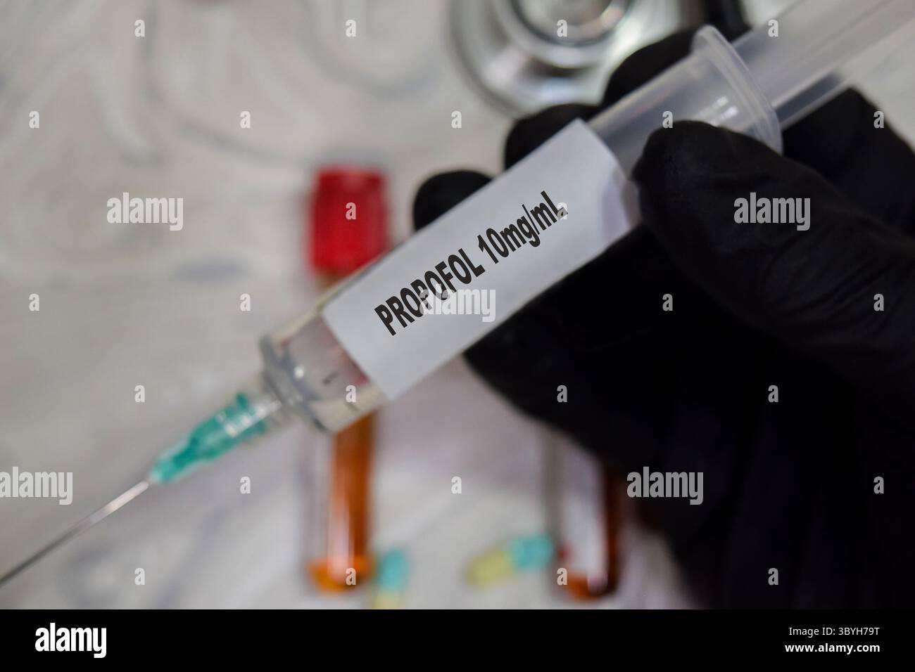 Seringue de médicament de vaccination Propofol 10ml dans les mains gantées noires. Concept médical Banque D'Images