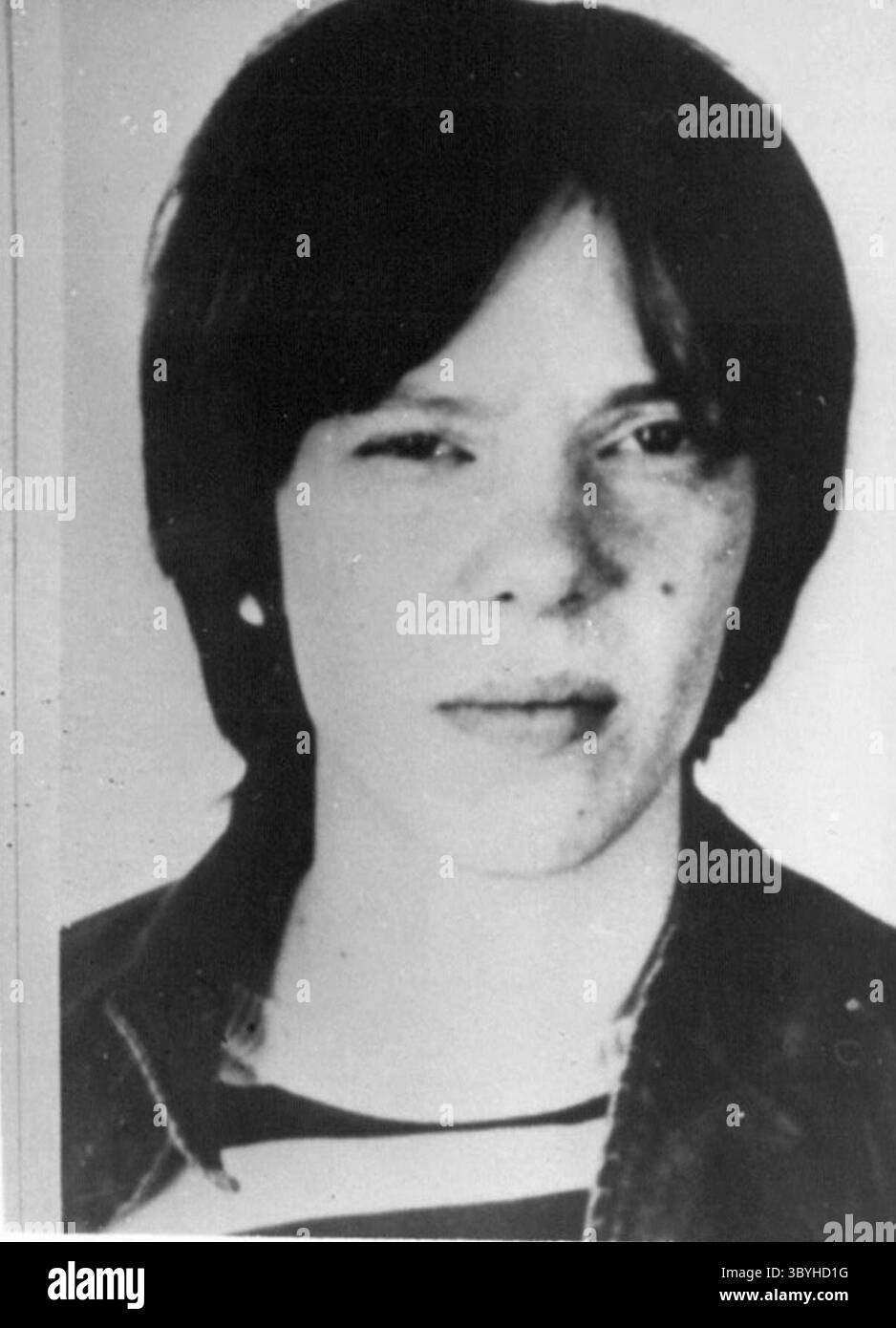 1977 - la plus grande recherche de l'histoire de la République fédérale d'Allemagne : dans la même nuit du 19 octobre, quand le corps de Hanns-Martin Schleyer vient d'être retrouvé, dans la RFA a commencé la plus grande recherche de l'histoire de l'Allemagne. Recherchés sont 16 terroristes, qui sont étroitement liés au meurtre de Schleyer et de quatre de ses accompagnants le 5 septembre. Avec des milliers d'affiches et de bordereaux, la police appelle la population allemande à aider à la recherche des terroristes. Les images ci-dessus : (de gauche à droite) : Inge Viett (33), Juliane Plambeck (25), Angelika Speit Banque D'Images