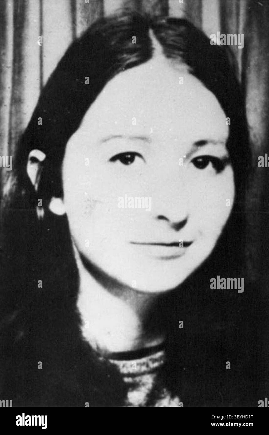 1977 - La plus grande recherche dans l'histoyr de la république fédérale d'Allemagne : Dans la même nuit du 19 octobre dernier, lorsque le corps mort d'Hanns-Martin Schleyer juste a été trouvé, dans la RFA a commencé la plus grande recherche dans l'histoire de l'Allemagne. Les terroristes voulaient sont 16, qui sont en étroite relation avec le meurtre de Schleyer et quatre de ses attendents le 5 septembre, avec des milliers d'affiches et tracts la police demande à la population allemande pour aider dans la recherche des terroristes. Les images montrent ci-dessus (de gauche à droite) : Christian Klar (24), Elisabeth von Dyck (27), Brigitte M Banque D'Images