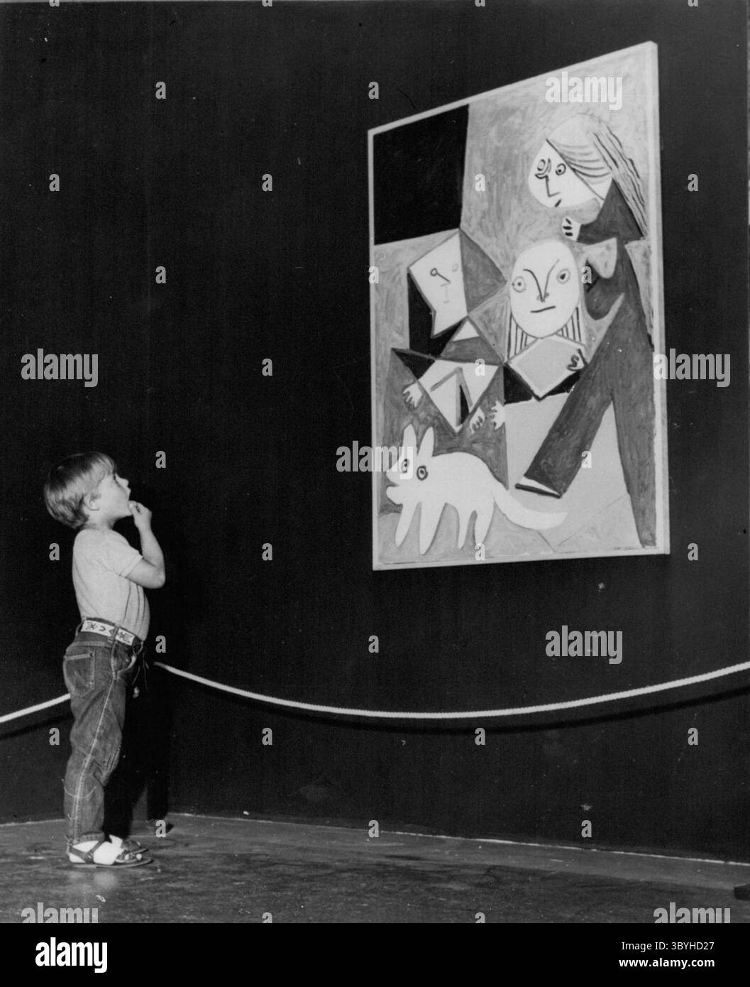 18 avril 2012 - L'enfant artiste et Picasso. A Londres : il y a deux ans, Romany de Villiers, enfant de trois ans, a vendu son premier tableau à la London Embankment Art Exhibition pour cinq guinées et a reçu une publicité mondiale. Il était appelé le deuxième pcasso. Et maintenant, un enfant de cinq ans plus expérimenté est tout het-up sur l'exposition Picasso à la Tate Gallery de Londres et il a juste eu à visiter l'endroit et ramasser quelques idées sur Cubiam et la période bleue. Il était dans son monde de rêve à la Tate. Tant fut-il impressionné par les œuvres du grand peintre qu'il eut à peine le temps de regarder autour de b. Banque D'Images
