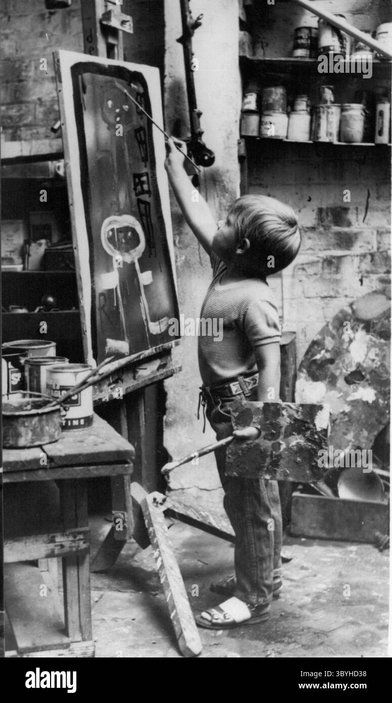 18 avril 2012 - L'enfant artiste et Picasso. A Londres : il y a deux ans, Romany de Villiers, enfant de trois ans, a vendu son premier tableau à la London Embankment Art Exhibition pour cinq guinées et a reçu une publicité mondiale. Il était appelé le deuxième pcasso. Et maintenant, un enfant de cinq ans plus expérimenté est tout het-up sur l'exposition Picasso à la Tate Gallery de Londres et il a juste eu à visiter l'endroit et ramasser quelques idées sur Cubiam et la période bleue. Il était dans son monde de rêve à la Tate. Tant fut-il impressionné par les œuvres du grand peintre qu'il eut à peine le temps de regarder autour de b. Banque D'Images