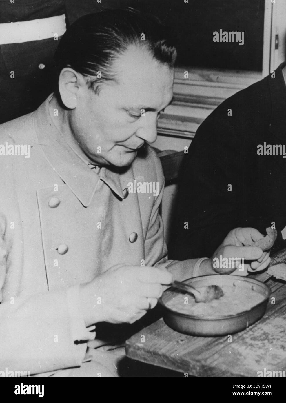 Jan 1, 1946 - Berlin, Allemagne - Reich Marshal HERMANN GOERING, manger un repas. Hermann Wilhelm Goring était un homme politique allemand, chef militaire et membre dirigeant du parti nazi. Pilote de chasse vétéran de la première Guerre mondiale, il a reçu le très convoité pour le Merite, également connu sous le nom de ''Blue Max''. (Crédit image : © Keystone Press Agency/ZUMA Press Wire) Banque D'Images