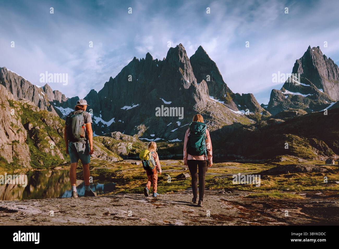 Aventure en famille active en Norvège père, mère et enfant explorer les îles Lofoten passe-temps de vie saine et active vacances d'été randonnée en groupe o Banque D'Images