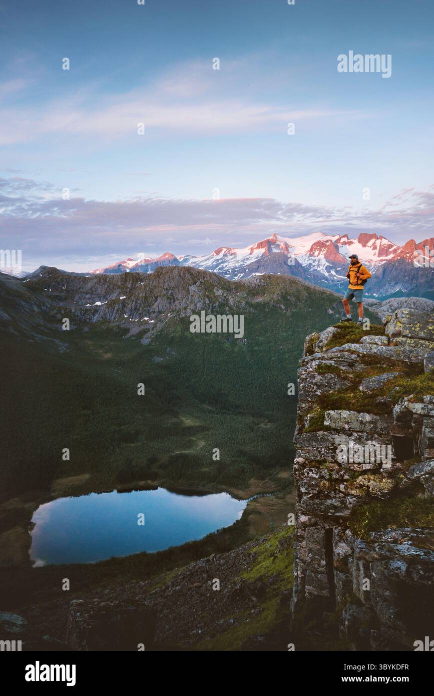 Homme randonnée dans les montagnes voyage en solo en Norvège aventure active vacances d'été escalade voyage survie dans la nature, voyageur debout sur la falaise Banque D'Images