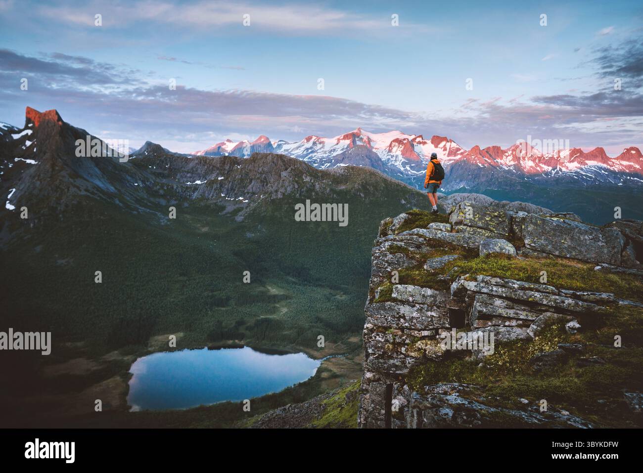 Voyage en Norvège en plein air - homme randonnant en solo dans les montagnes aventure active vacances d'été voyage, randonneur touristique debout sur la falaise appréciant scandina sauvage Banque D'Images
