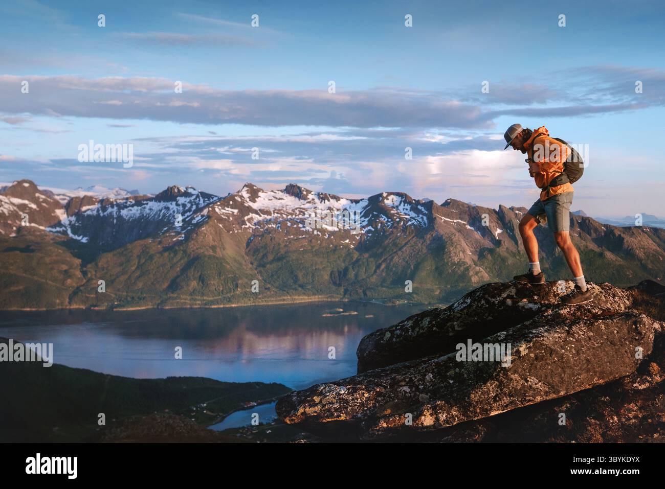 Homme touriste randonnée solo dans les montagnes de Norvège voyage vacances escalade aventure plein air style de vie sain voyage d'été, voyageur actif avec backpac Banque D'Images