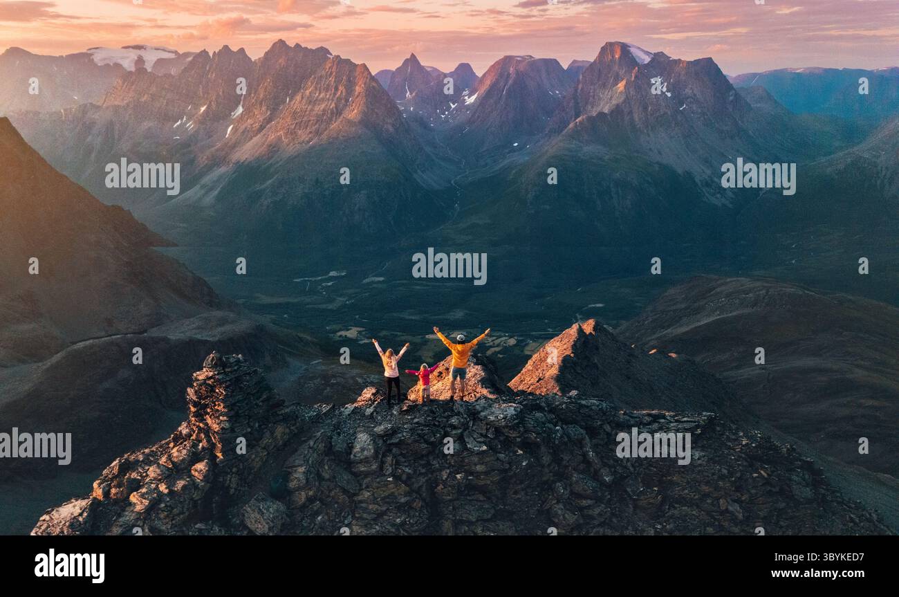 Famille escalade des montagnes en Norvège - vue aérienne voyage style de vie mère, père et enfant sur le top aventure voyage les gens en vacances d'été actives Banque D'Images
