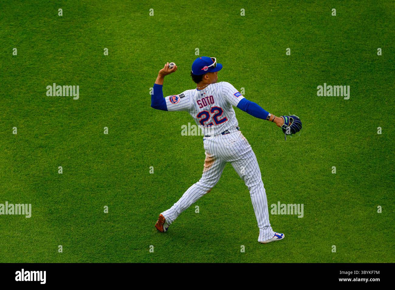 Queens, New York, États-Unis. 19 juillet 2025. Juan Soto (22 ans), outfielder des mets de New York, lance la balle pendant un match MLB entre les Reds de Cincinnati et les mets de NY au Citi Field (crédit image : © James Patrick Cooper/ZUMA Press Wire) USAGE ÉDITORIAL SEULEMENT ! Non destiné à UN USAGE commercial ! Crédit : ZUMA Press, Inc/Alamy Live News Banque D'Images