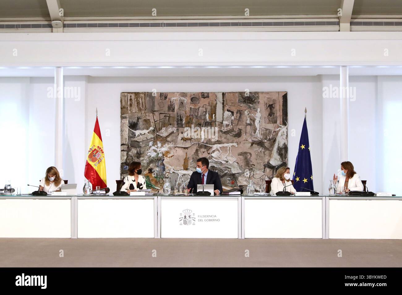 8 juin 2021, Madrid, es-ES, Espagne : photo distribuée par le bureau de presse du premier ministre espagnol Pedro Sanchez (C), dirige une réunion du Cabinet espagnol au Palais de la Moncloa, à Madrid, en Espagne, le 08 juin 2021. (De gauche à droite) la ministre espagnole du travail, Yolanda Diaz ; la première vice-première ministre, Carmen Calvo ; Pedro Sanchez ; la ministre de l'économie, Nadia Calvino, et la ministre de la transition écologique, Teresa Ribera. (Image de crédit : © premier ministre espagnol Press Off/distribue via ZUMA Press Wire) Banque D'Images