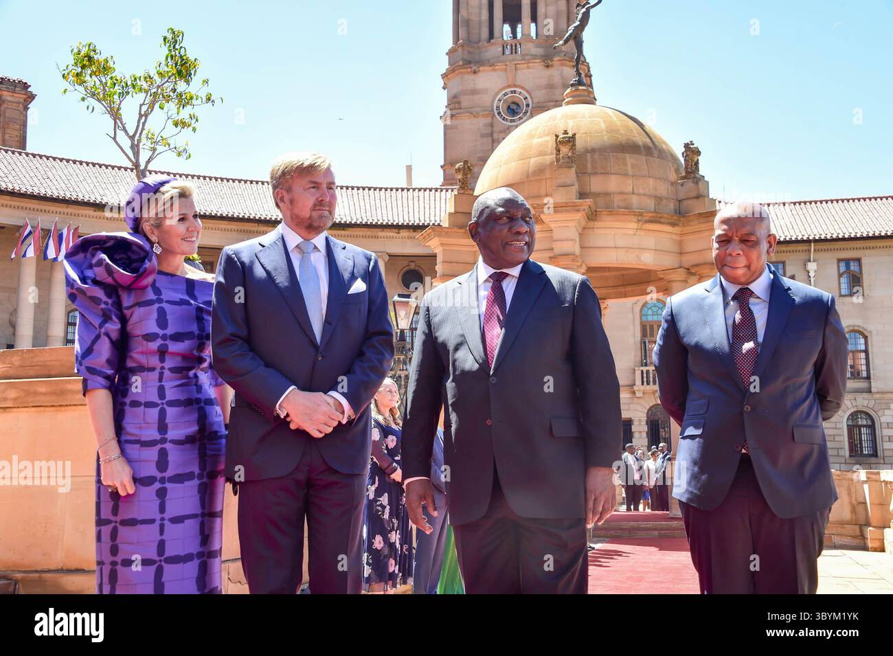 19 octobre 2023, Pretoria, Afrique du Sud : Pretoria (Afrique du Sud), 19/10/2023.- Une photo publiée par le GCIS (Government information services) montre le roi des pays-Bas Willem-Alexander (2-l) et la reine Maxima (l) accueillis par le président sud-africain Cyril Ramaphosa (2-R) lors de leur visite officielle, à Pretoria, Afrique du Sud, le 19 octobre 2023. Le couple royal est en visite en Afrique du Sud suivi par le Kenya. (Kenia, Países Bajos ; Holanda, Sudáfrica) (crédit image : © Fikile Marakalla/document via ZUMA Press Wire) Banque D'Images