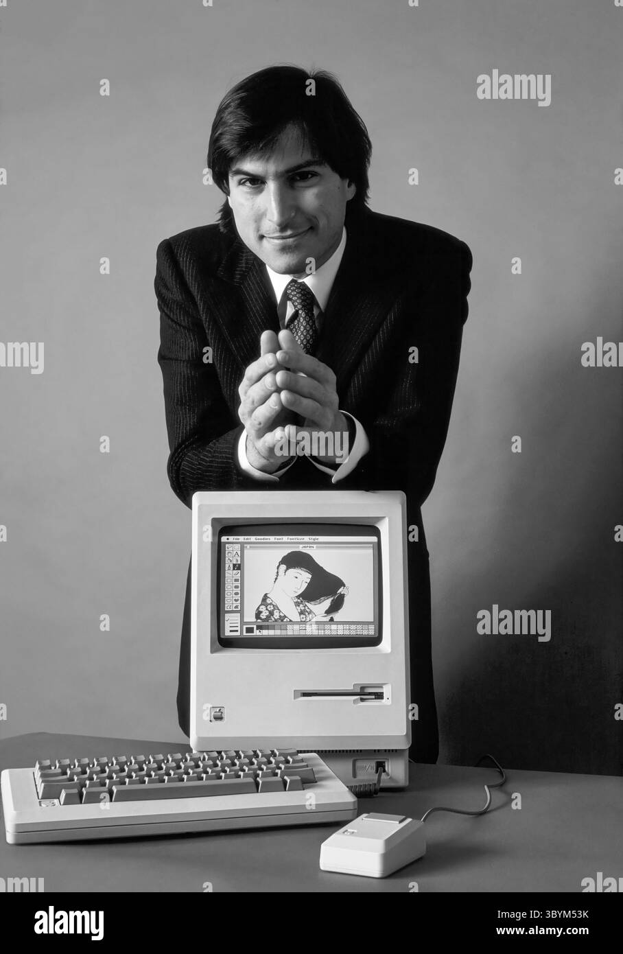 Steve Jobs (1955-2011), co-fondateur américain d'Apple Computer, Inc., dans un portrait de janvier 1984 avec l'ordinateur révolutionnaire Macintosh. (ÉTATS-UNIS) Banque D'Images
