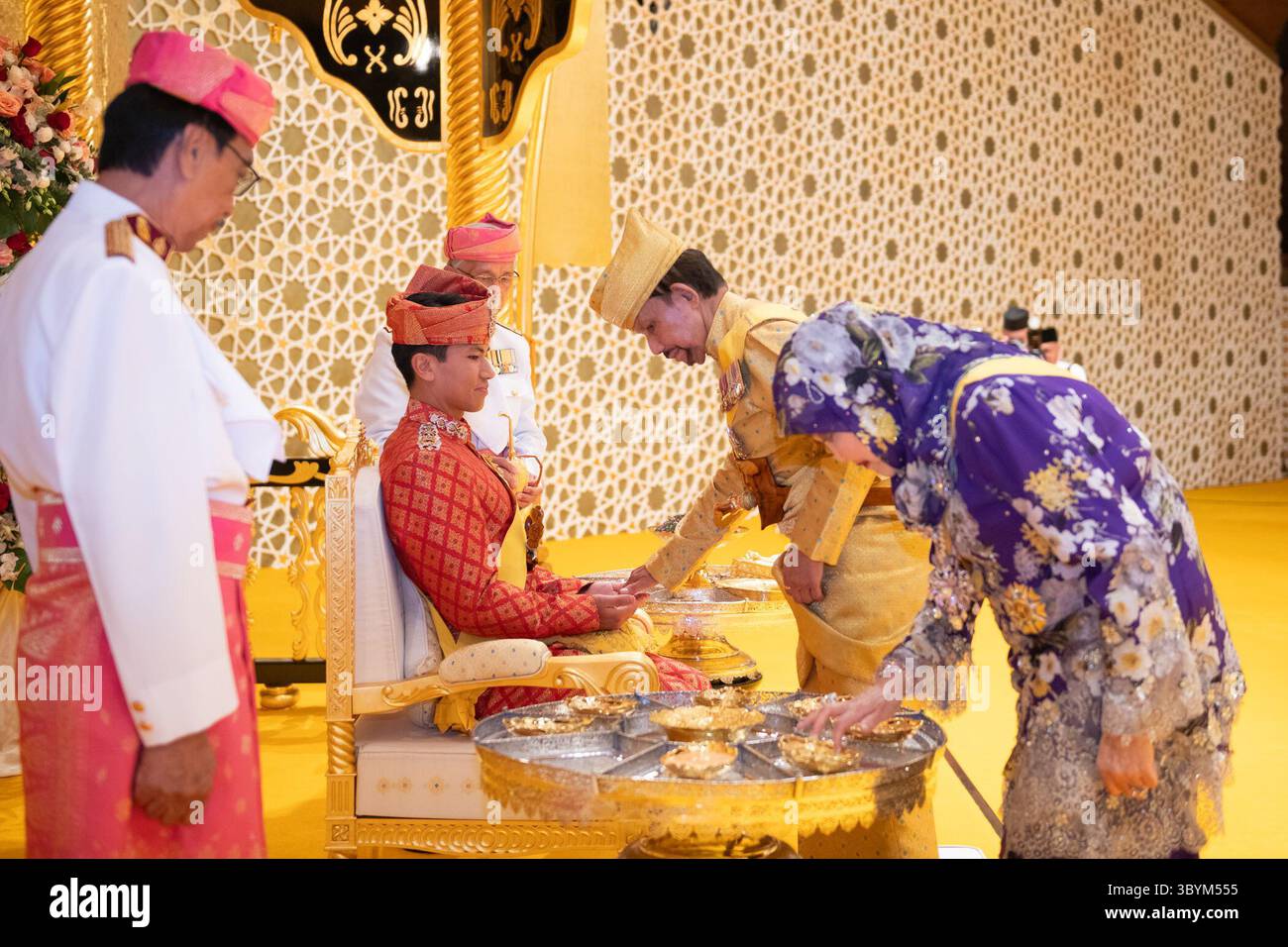 10 janvier 2024, Bandar Seri Begawan, Brunei : Bandar Seri Begawan (Brunei), 10/01/2024.- Une photo publiée par le Äôs département d'information du Brunei montre le sultan du Brunei Hassanal Bolkiah (2-R) et la reine Raja Isteri Pengiran Anak Hajah Saleha (R) avec le prince Abdul Mateen (C) lors de la cérémonie royale de la poudrague royale, avant le mariage du prince Äôs à Anisha Rosnah, Ier, Ier Bandana Begawi, le 10 janvier 2024, Serguai (Ier (Ier) 2024. Brunei'Äôs Prince Abdul Mateen, connu comme l'un des célibataires les plus éligibles d'Asie'Äôs, épouse sa fiancée A. Banque D'Images