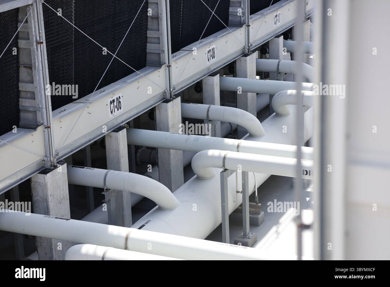 Système de conduite d'eau de la tour de refroidissement du grand refroidisseur d'eau du bâtiment. Grandes conduites d'eau de la tour de refroidissement du bâtiment. Banque D'Images