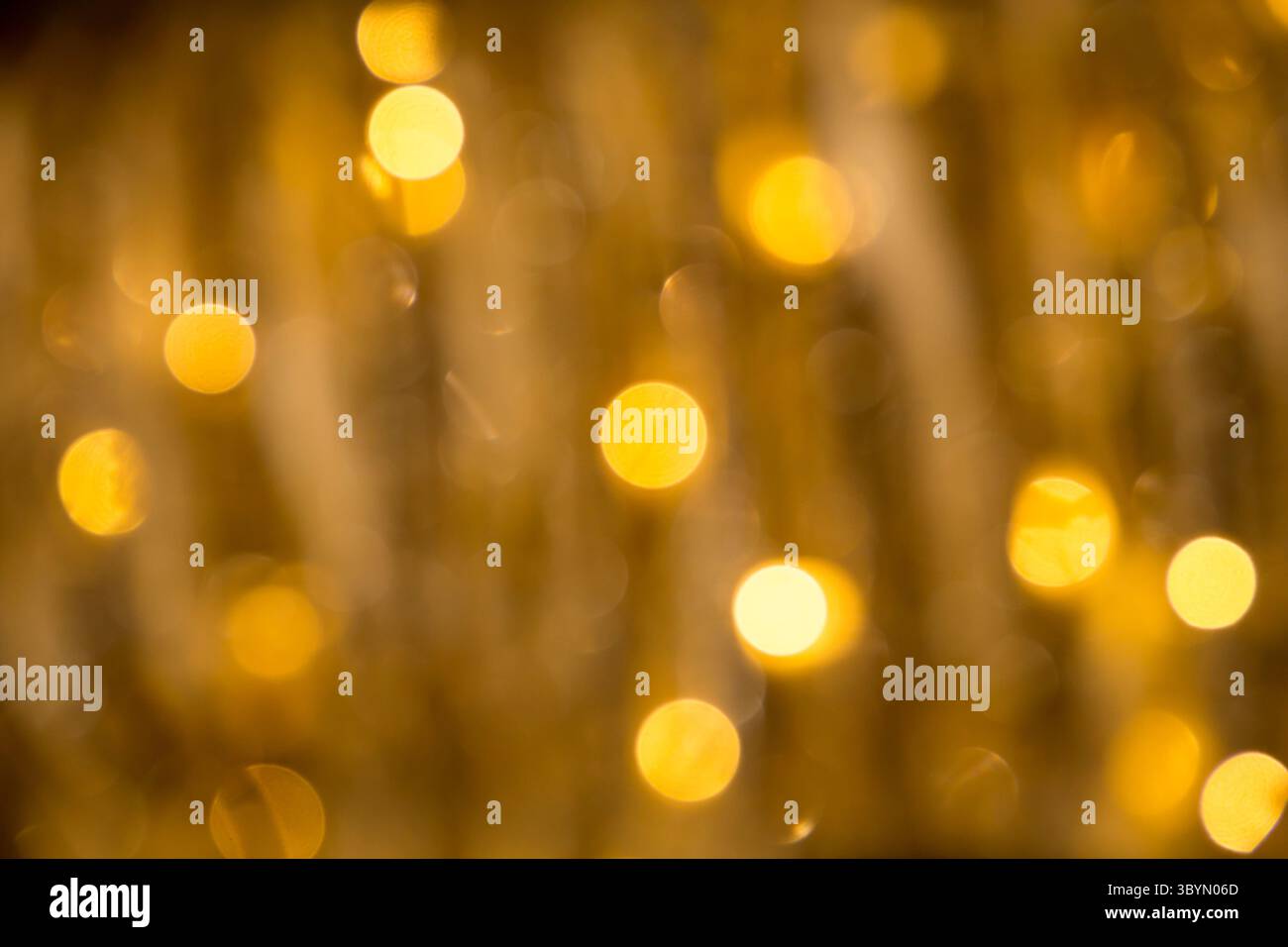 Un beau fond flou de Noël, animé de lumières scintillantes et d'un bokeh doux, offre un espace de copie suffisant pour le texte festif. Banque D'Images
