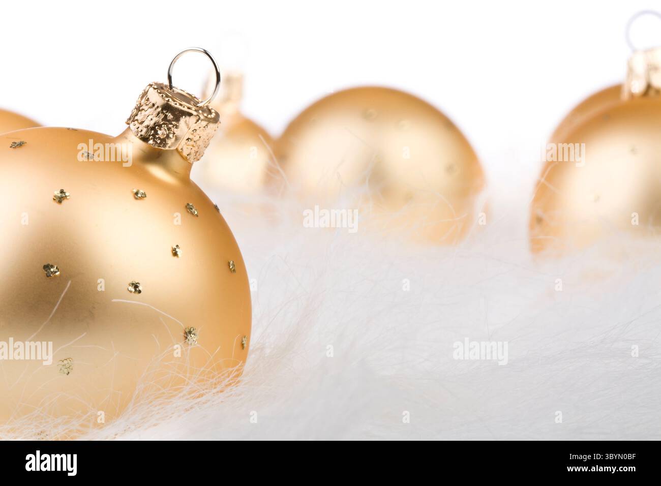 Boule de Noël gros plan studio, ornements de noël joyeux sur fourrure blanche Banque D'Images