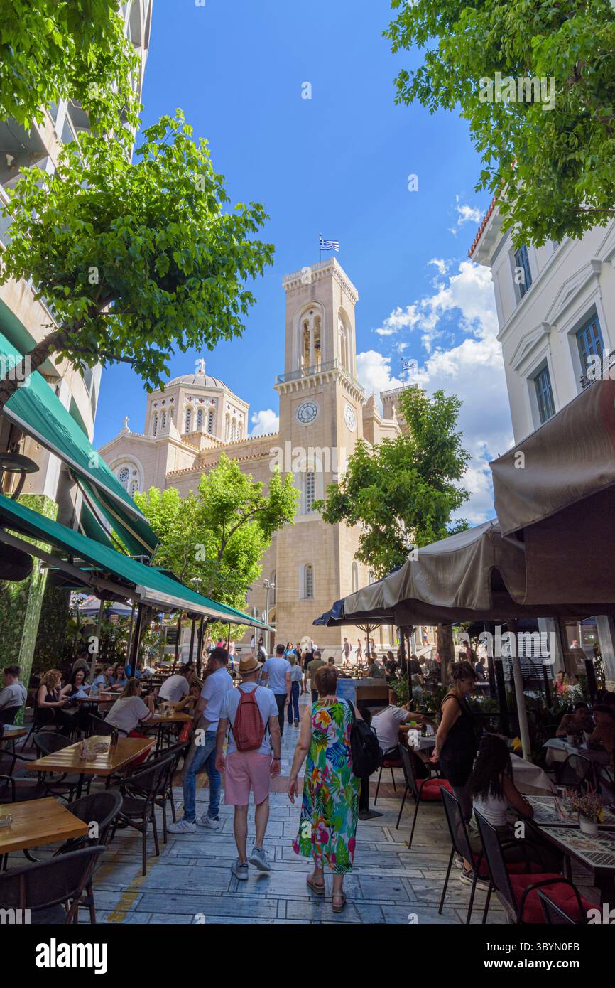 Cafés le long d'Evaggelistrias vers la Cathédrale Sainte Métropolitaine Eglise de l'Annonciation à la Vierge Marie, place Mitropoleos, Athènes, Grèce Banque D'Images