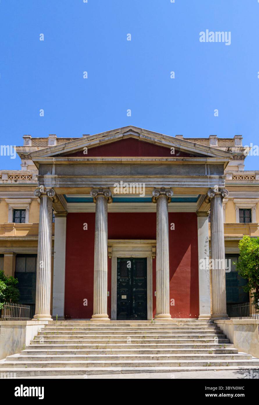 Entrée arrière du Musée historique national néoclassique à l'ancien bâtiment du Parlement, Kolokotroni, Athènes, Grèce Banque D'Images