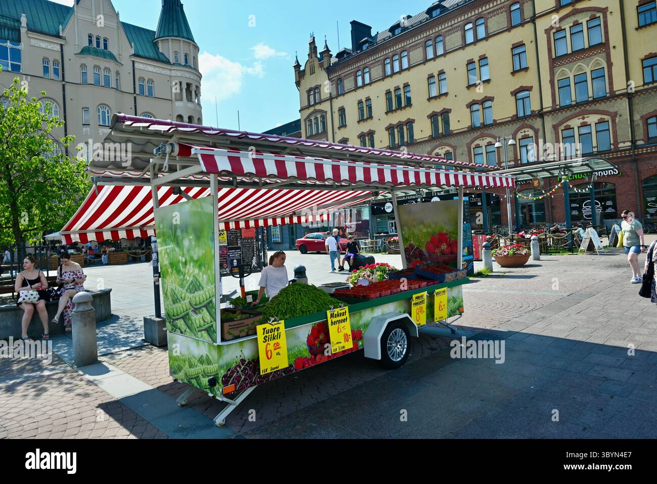 Tampere finlande- Stall vendant des petits pois et des fruits frais 15 Hämeenkatu Banque D'Images