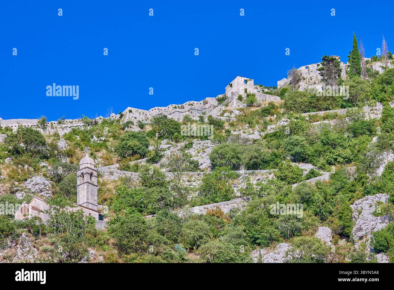 Les murs de Kotor s'étendent autour de la colline de San Giovanni et sont plus de 4,5 km de long, il suit la forme de la ville et des collines, Kotor, Monténégro Banque D'Images Les murs de Kotor s'étendent autour de la colline de San Giovanni et sont plus de 4,5 km de long, il suit la forme de la ville et des collines, Kotor, Monténégro Banque D'Images