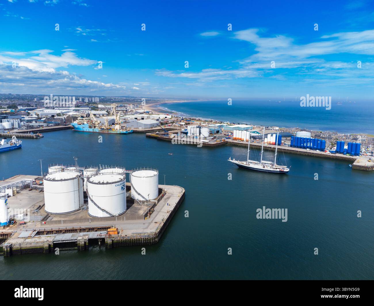 Un grand voilier entre dans le port d'Aberdeen, en Écosse, pour l'événement des grands voiliers en 2025 Banque D'Images