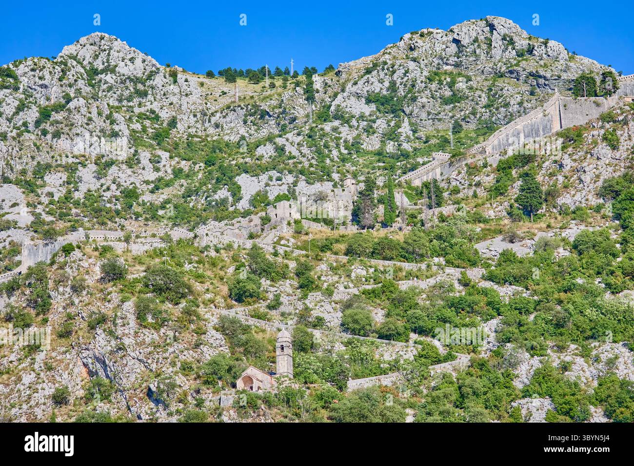 Les murs de Kotor s'étendent autour de la colline de San Giovanni et sont plus de 4,5 km de long, il suit la forme de la ville et des collines, Kotor, Monténégro Banque D'Images Les murs de Kotor s'étendent autour de la colline de San Giovanni et sont plus de 4,5 km de long, il suit la forme de la ville et des collines, Kotor, Monténégro Banque D'Images