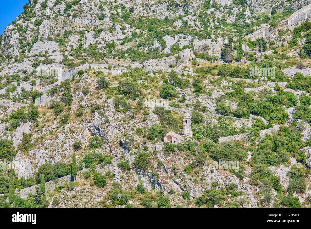 Les murs de Kotor s'étendent autour de la colline de San Giovanni et sont plus de 4,5 km de long, il suit la forme de la ville et des collines, Kotor, Monténégro Banque D'Images Les murs de Kotor s'étendent autour de la colline de San Giovanni et sont plus de 4,5 km de long, il suit la forme de la ville et des collines, Kotor, Monténégro Banque D'Images