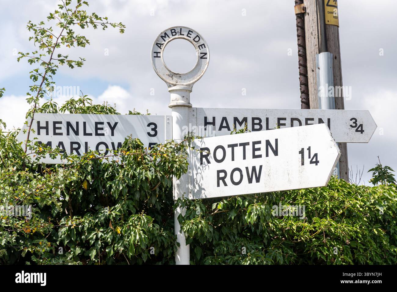 Panneau routier ou poteau de doigt à Hambleden, Buckinghamshire, Angleterre, Royaume-Uni, poteau de panneau pour Rotten Row Banque D'Images