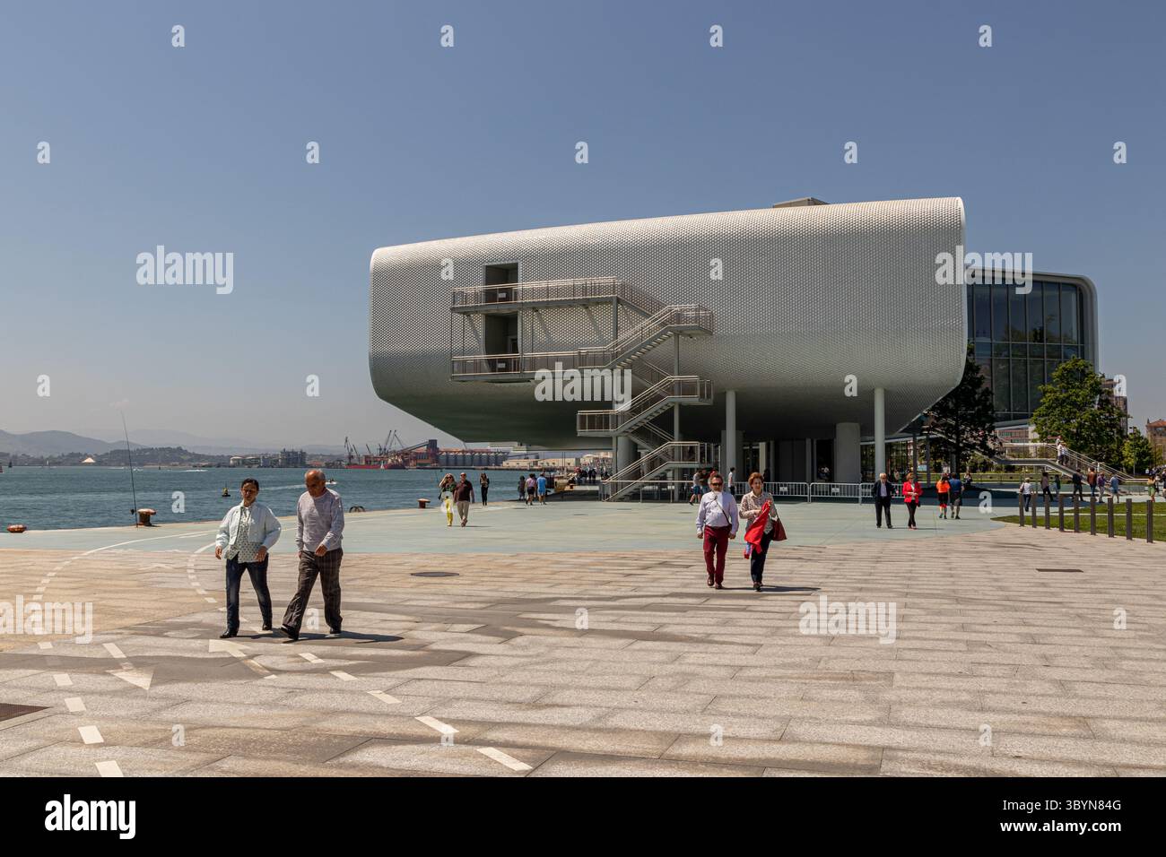 Santander, Espagne. Le Centro Botin se tient près de la baie par temps clair, avec sa structure surélevée surplombant la mer et le front de mer environnant pr Banque D'Images