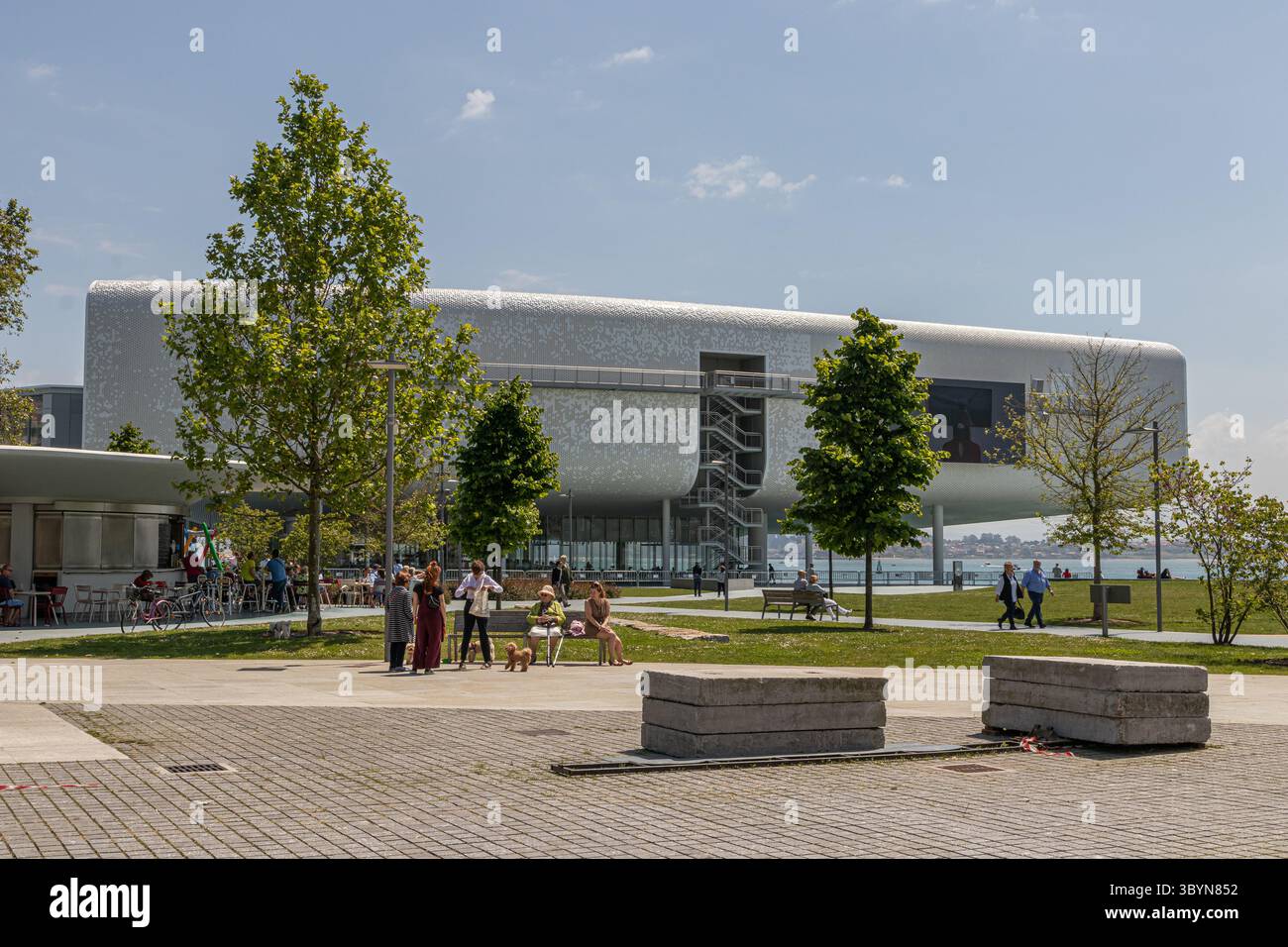 Santander, Espagne. Le Centro Botin se tient près de la baie par temps clair, avec sa structure surélevée surplombant la mer et le front de mer environnant pr Banque D'Images