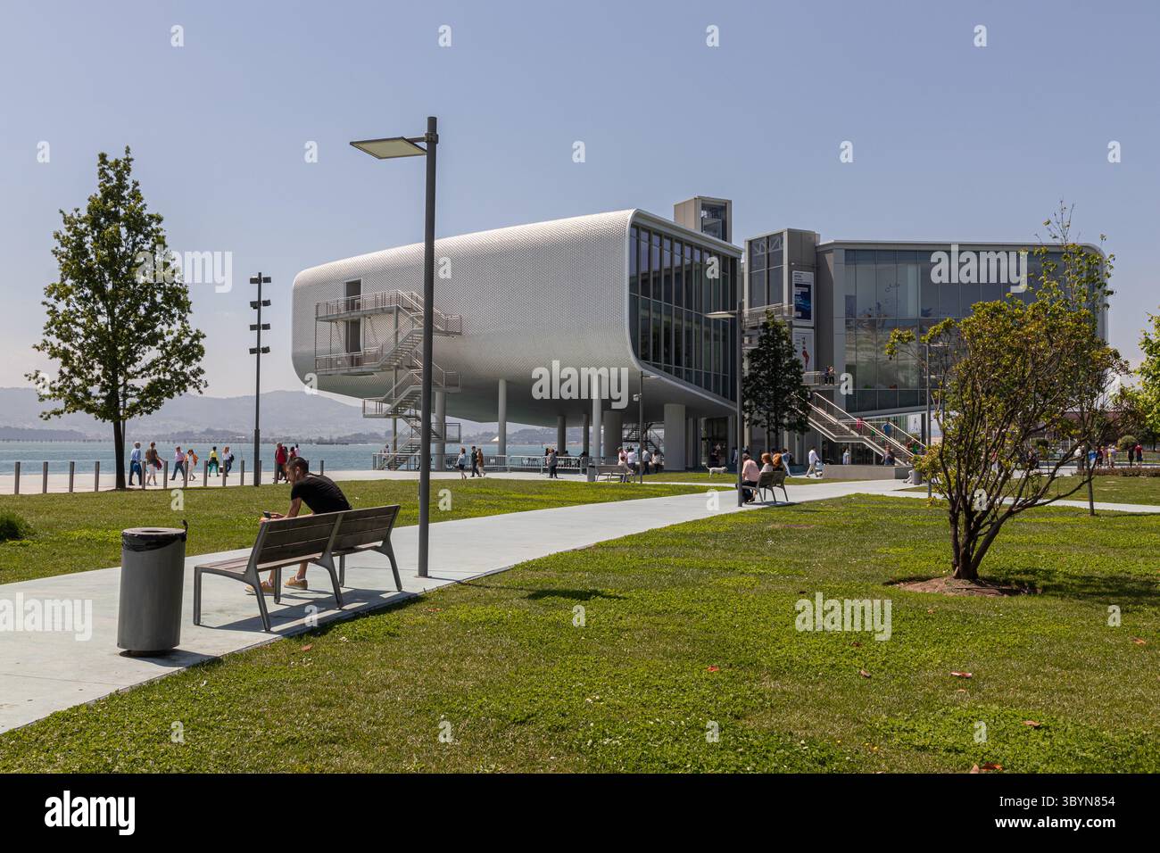 Santander, Espagne. Le Centro Botin se tient près de la baie par temps clair, avec sa structure surélevée surplombant la mer et le front de mer environnant pr Banque D'Images