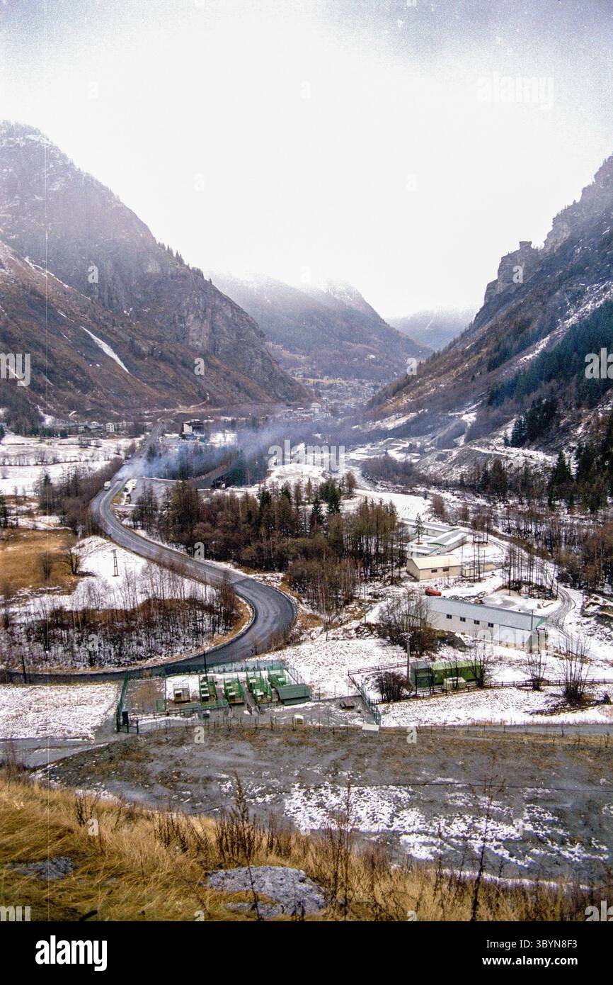 La route menant au tunnel du Mont Blanc en décembre 1989 Banque D'Images